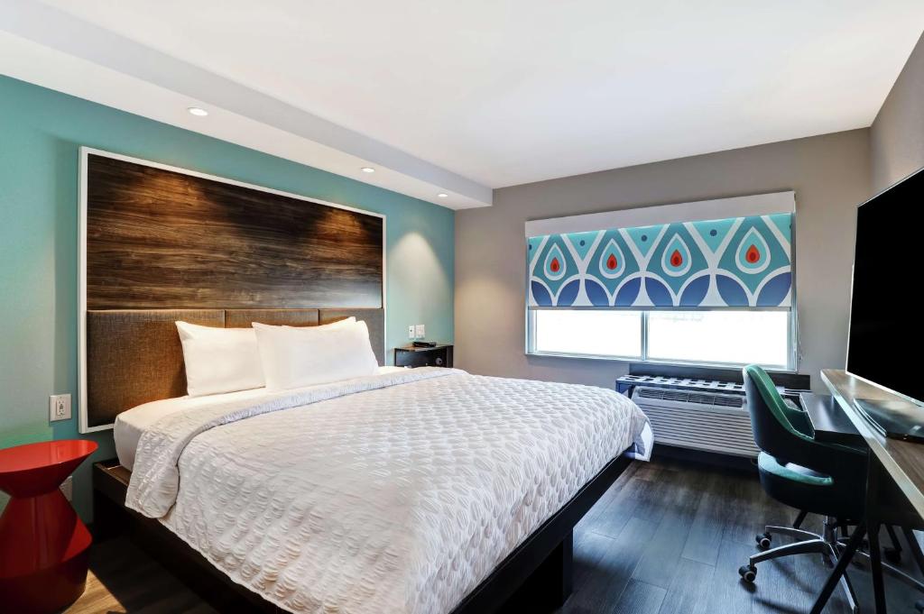 Tru By Hilton Edmonton Windermereにあるベッド