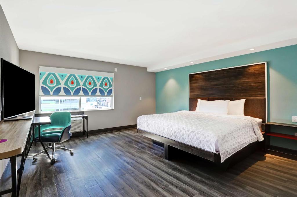 Tru By Hilton Edmonton Windermereにあるベッド