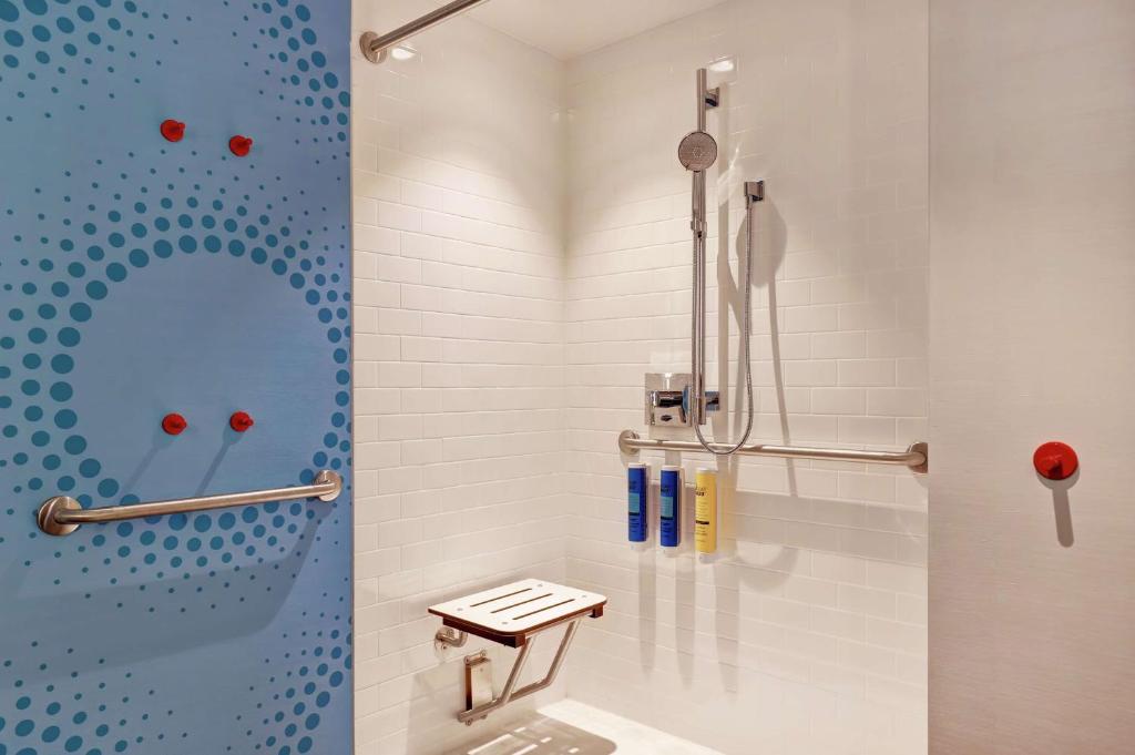 エドモントンにあるTru By Hilton Edmonton Windermereのバスルーム(シャワーブース、トイレ付)