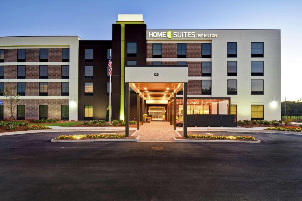 拉格兰奇Home2 Suites By Hilton Lagrange的一座建筑,上面标有读家居套房的标志