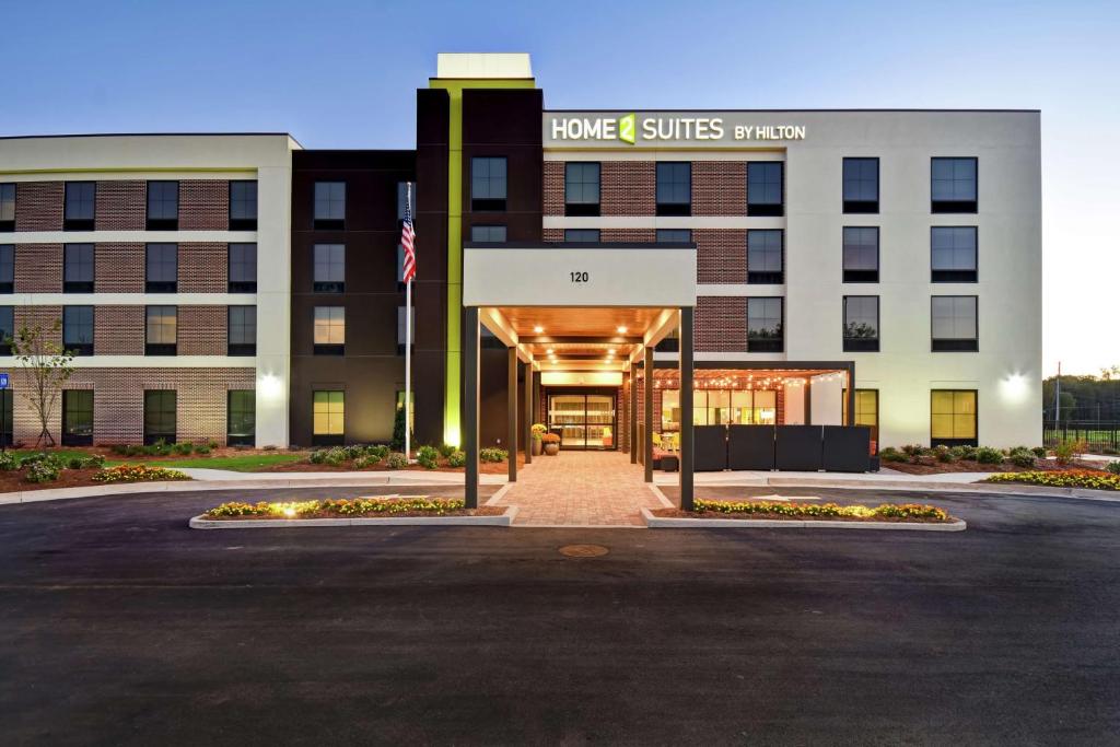 Home2 Suites By Hilton Lagrange في لاغرانج: مبنى عليه لافته تنص على فندق house suites