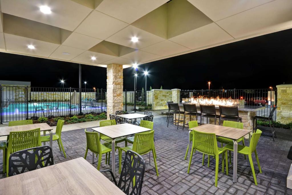 Bazén v ubytování Home2 Suites Plano Legacy West nebo v jeho okolí