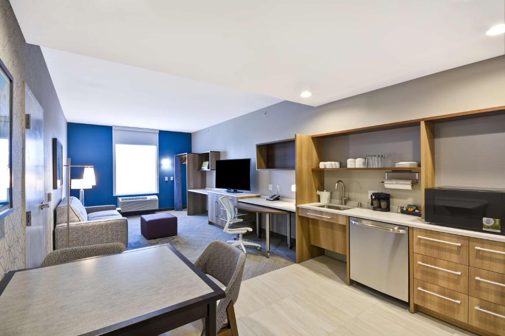 Kuchyň nebo kuchyňský kout v ubytování Home2 Suites Plano Legacy West