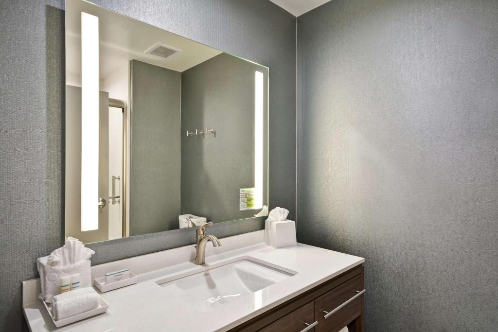 Koupelna v ubytování Home2 Suites Plano Legacy West