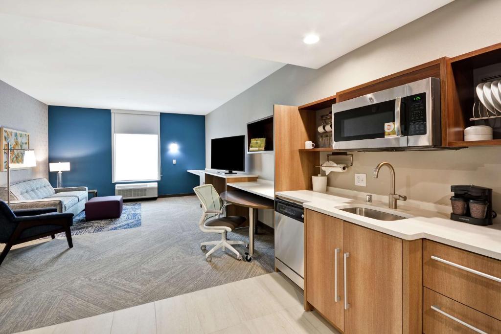 Kuchyň nebo kuchyňský kout v ubytování Home2 Suites Plano Legacy West