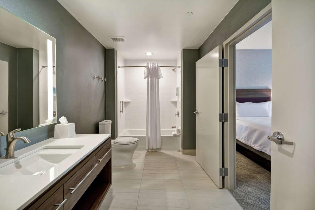 Koupelna v ubytování Home2 Suites Plano Legacy West