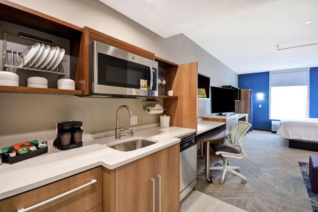 Kuchyň nebo kuchyňský kout v ubytování Home2 Suites Plano Legacy West