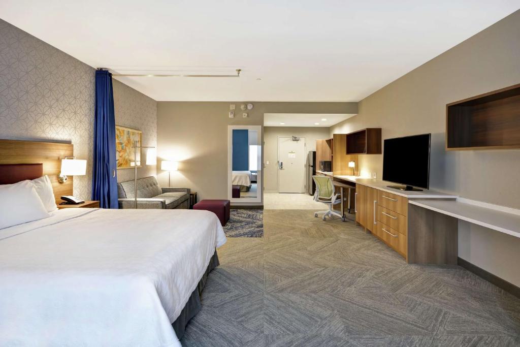 TV a/nebo společenská místnost v ubytování Home2 Suites Plano Legacy West
