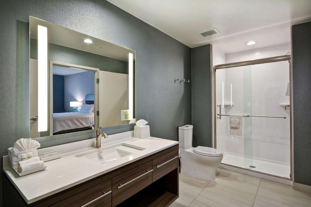 Koupelna v ubytování Home2 Suites Plano Legacy West