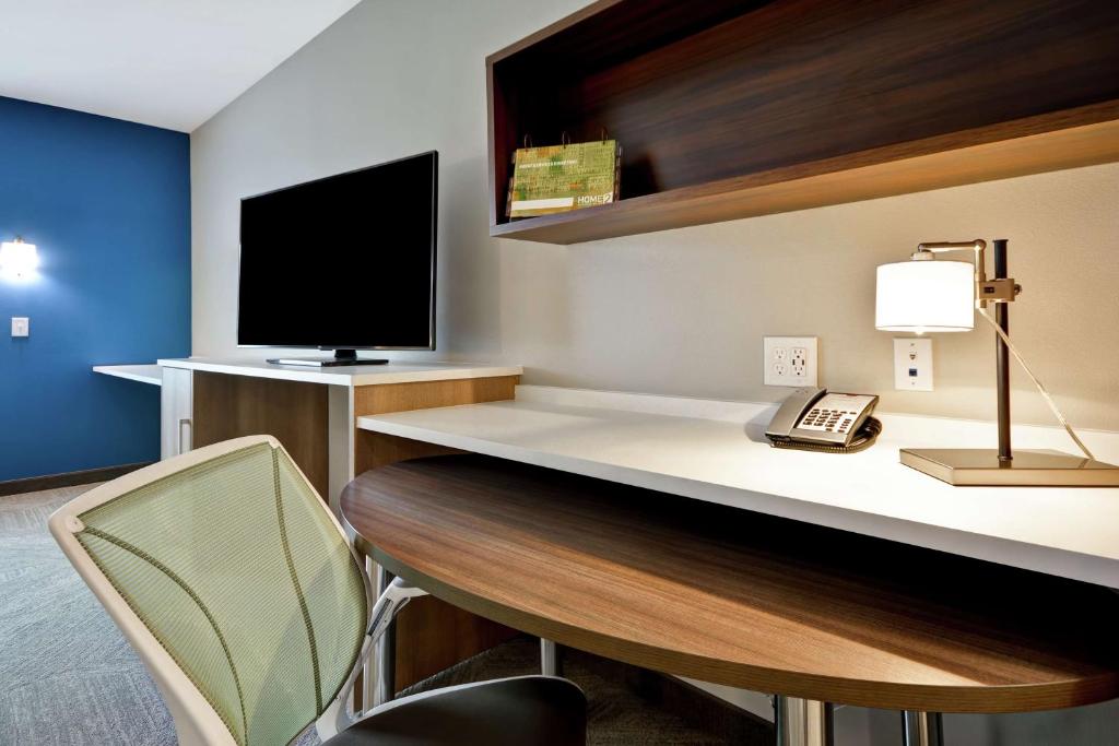 TV a/nebo společenská místnost v ubytování Home2 Suites Plano Legacy West