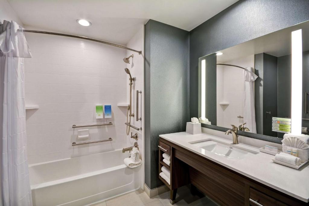 Koupelna v ubytování Home2 Suites Plano Legacy West