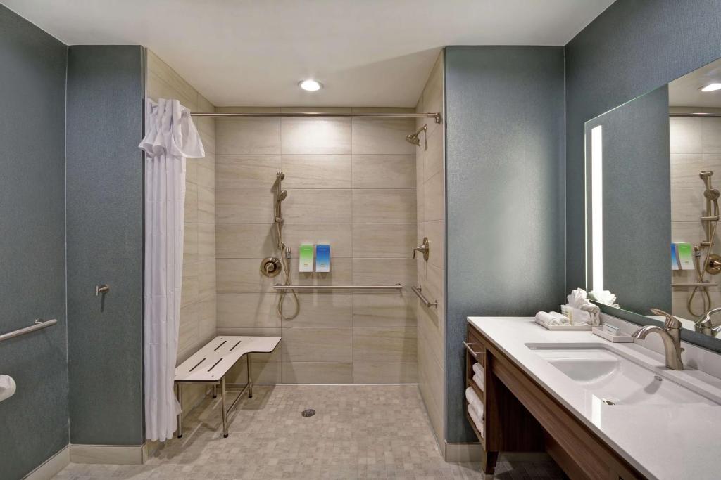 Koupelna v ubytování Home2 Suites Plano Legacy West