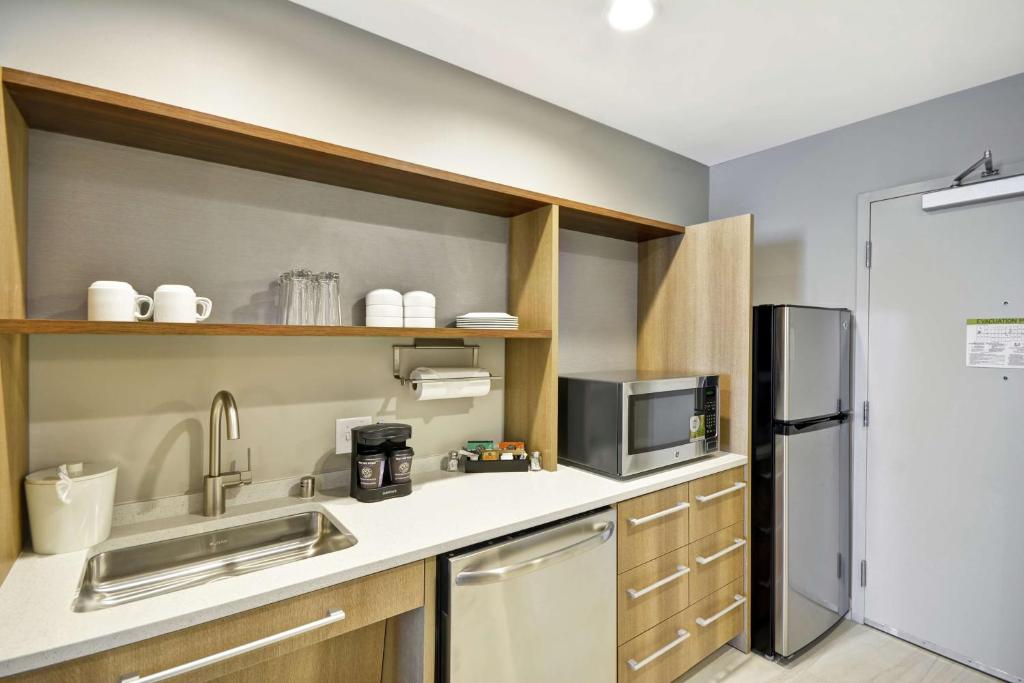 Kuchyň nebo kuchyňský kout v ubytování Home2 Suites Plano Legacy West