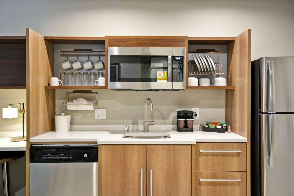 Kuchyň nebo kuchyňský kout v ubytování Home2 Suites Plano Legacy West