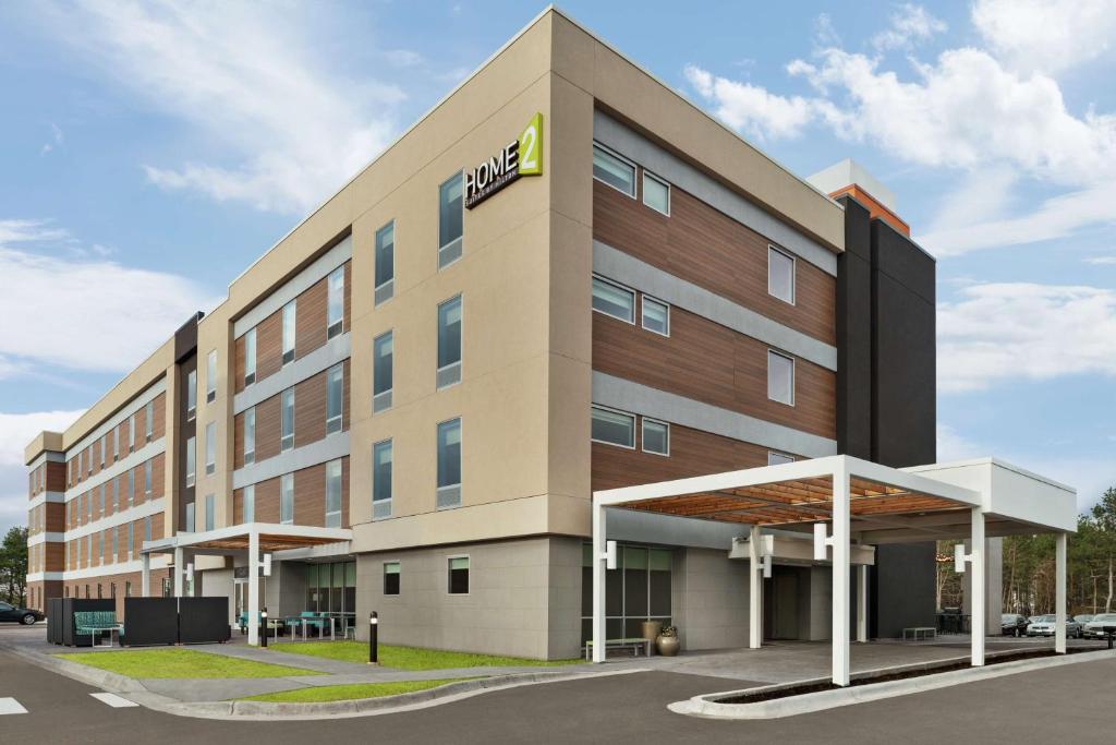 een kantoorgebouw met een nissan-bord erop bij Home2 Suites By Hilton Brooklyn Park Minneapolis in Brooklyn Park