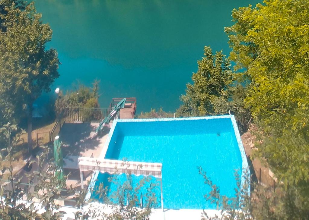 een uitzicht over een zwembad met bomen bij Jablanica villa with pool in Jablanica