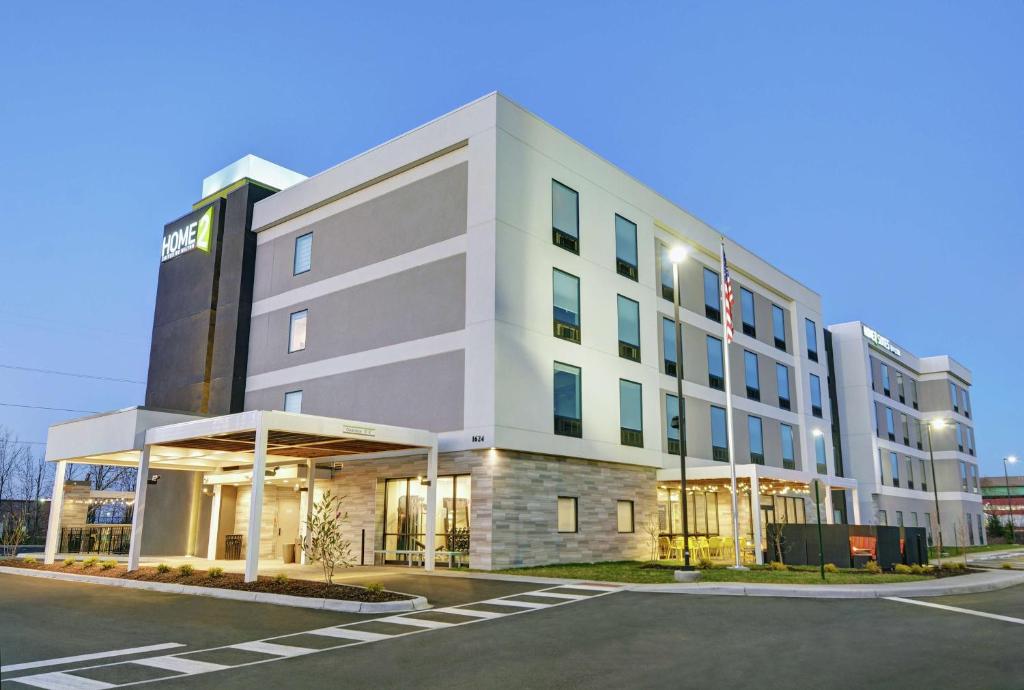 eine Darstellung der Vorderseite des Hotels in der Unterkunft Home2 Suites By Hilton Clarksville Louisville North in Clarksville