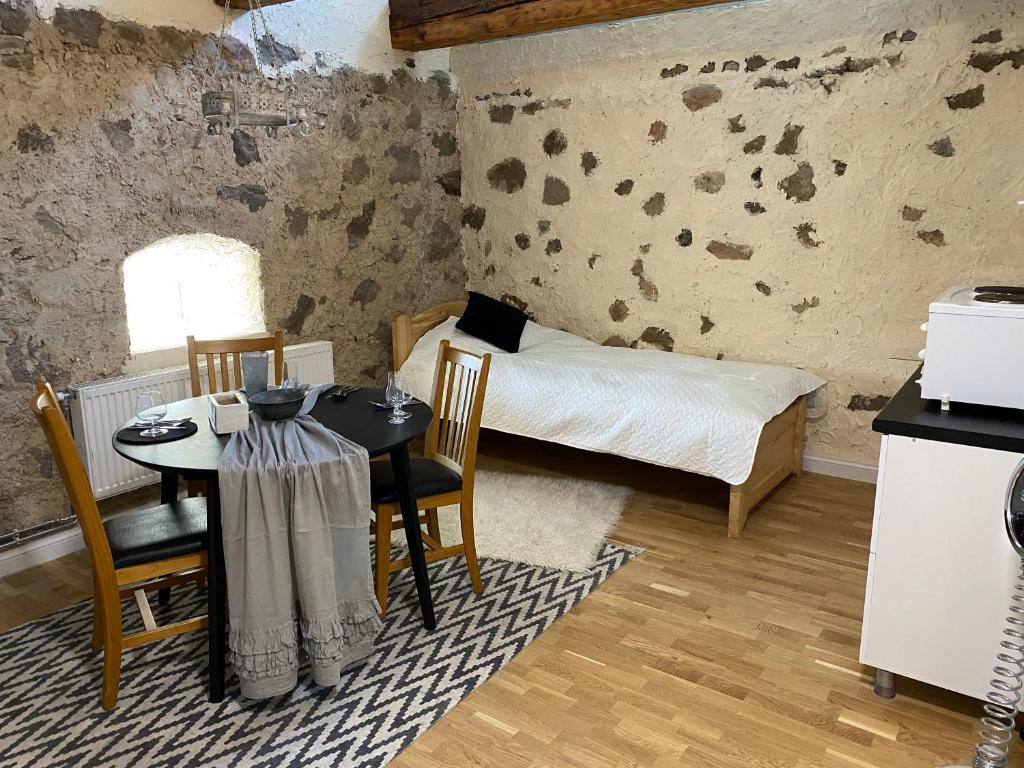 a small room with a table and a bed at Drustu atpūtas nams Magazīna in Drusti