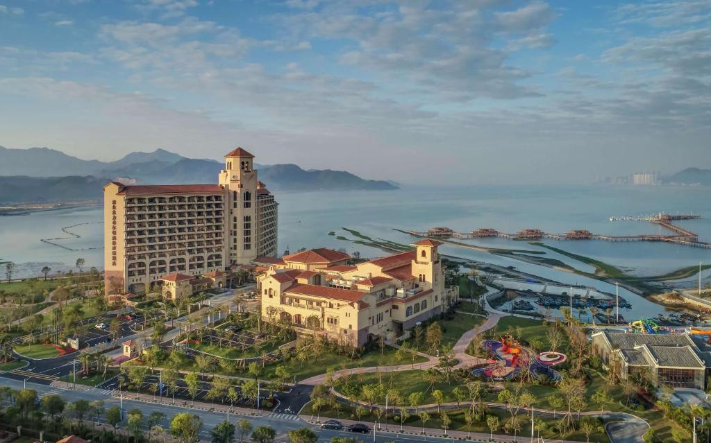 - une vue aérienne sur un complexe et un grand bâtiment dans l'établissement Doubletree By Hilton Huidong Resort, à Huidong