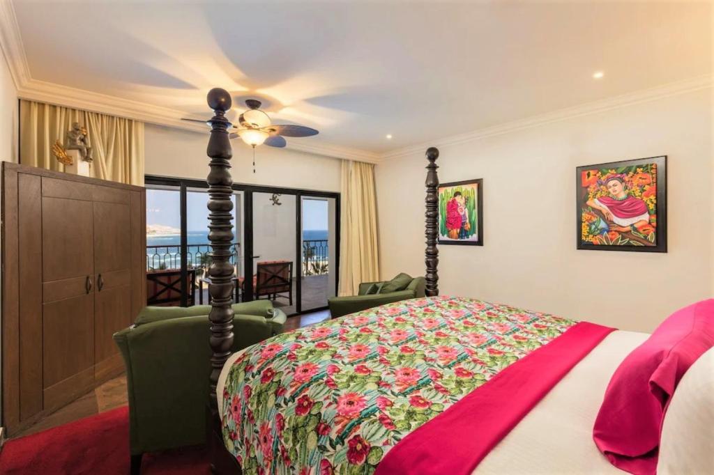 1 dormitorio con 1 cama, 2 sillas y ventana en Beautiful & Spacious 2BR with Terrace - Cabo, en Cabo San Lucas