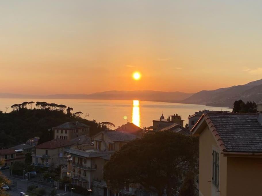 カモーリにあるVista Sul Golfoの家屋・建物が並ぶ水上夕日