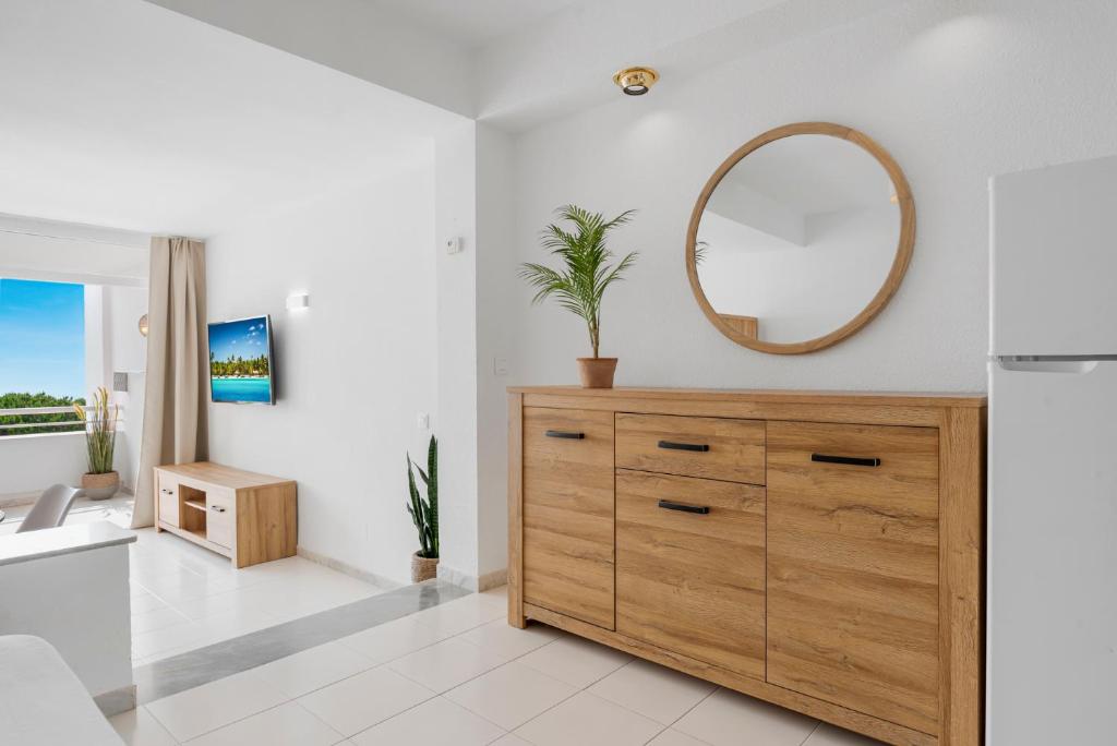 TV a/nebo společenská místnost v ubytování Studio close to the Beach & Balcony with Sea views