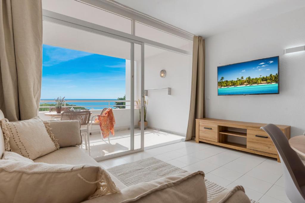 TV a/nebo společenská místnost v ubytování Studio close to the Beach & Balcony with Sea views