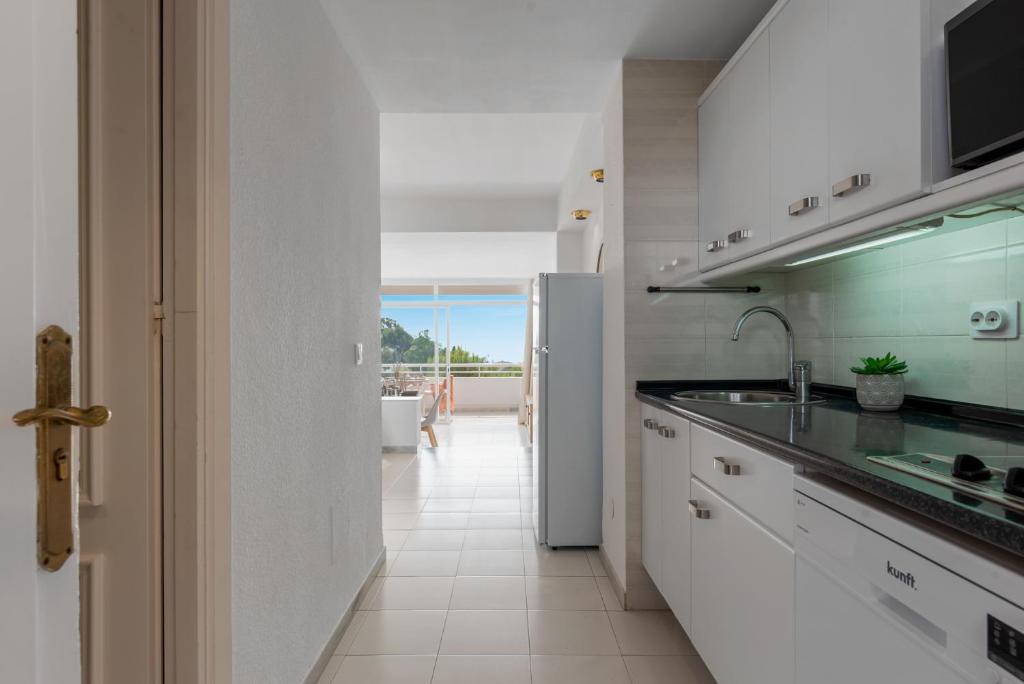 Kuchyň nebo kuchyňský kout v ubytování Studio close to the Beach & Balcony with Sea views