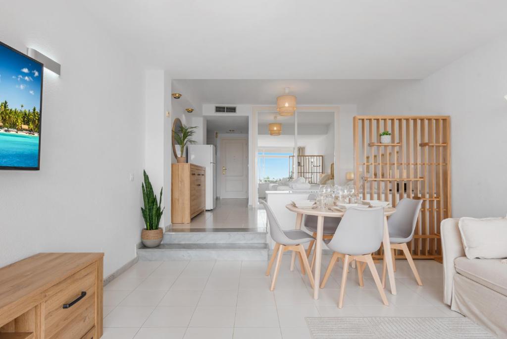 TV a/nebo společenská místnost v ubytování Studio close to the Beach & Balcony with Sea views