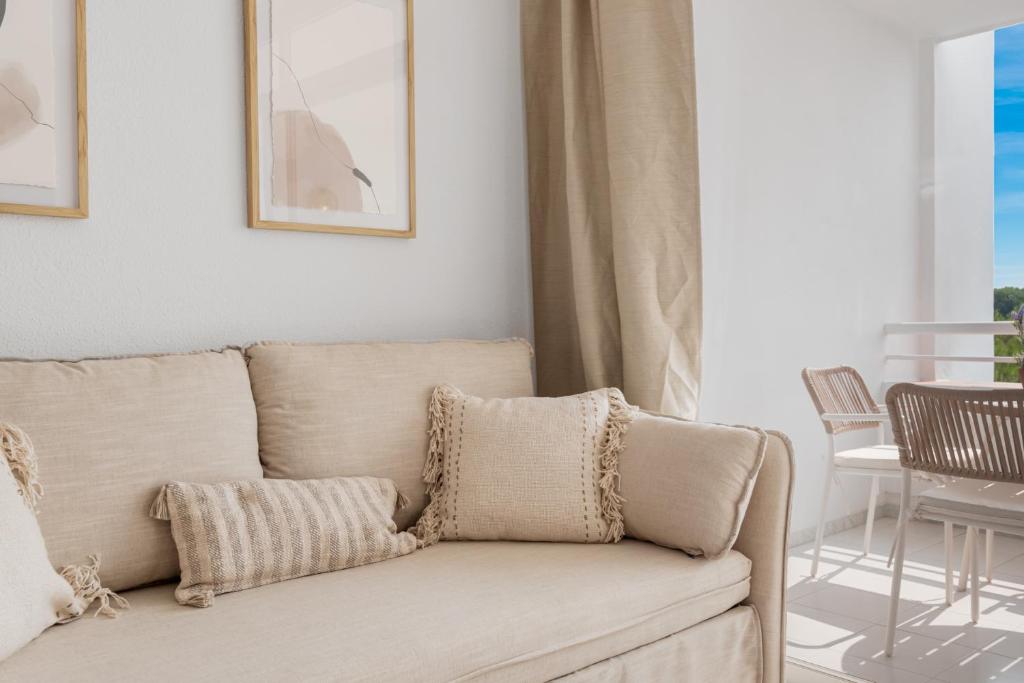 Posezení v ubytování Studio close to the Beach & Balcony with Sea views
