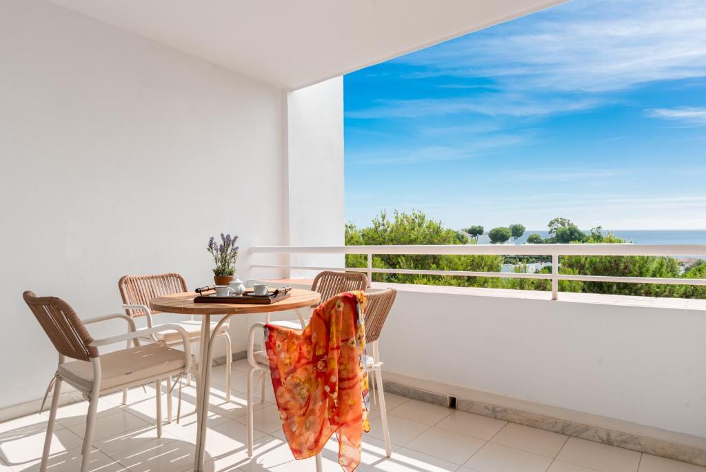 Balkón nebo terasa v ubytování Studio close to the Beach & Balcony with Sea views