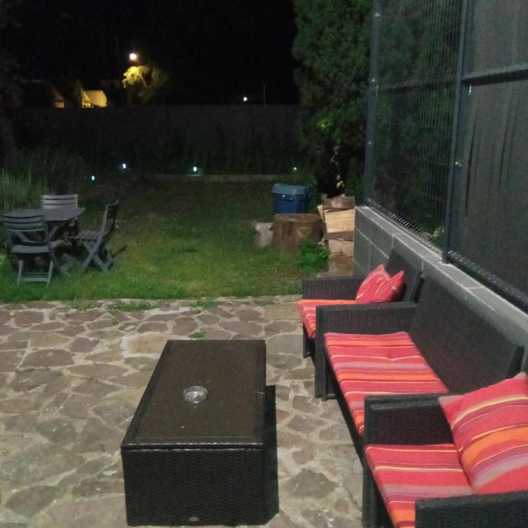 Ogród w obiekcie Chez BEN avec tout le confort clim wifi Netflix gratuit