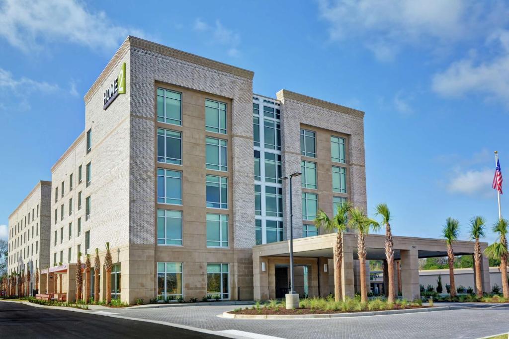 een weergave van een gebouw met palmbomen vooraan bij Home2 Suites Charleston West Ashley in Charleston