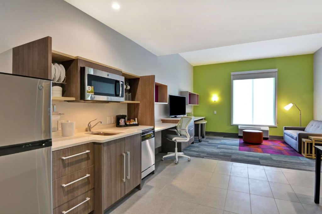 Home2 Suites Charleston West Ashley - 