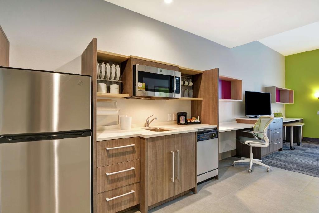Home2 Suites Charleston West Ashley - 