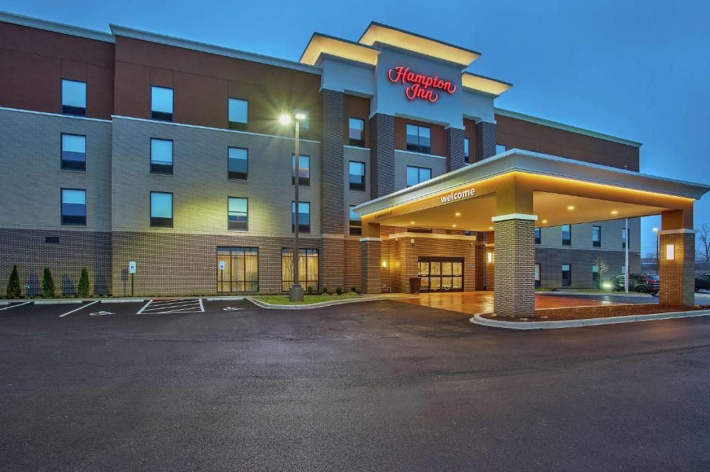 un hôtel avec un parking en face dans l'établissement Hampton Inn Simpsonville, à Simpsonville