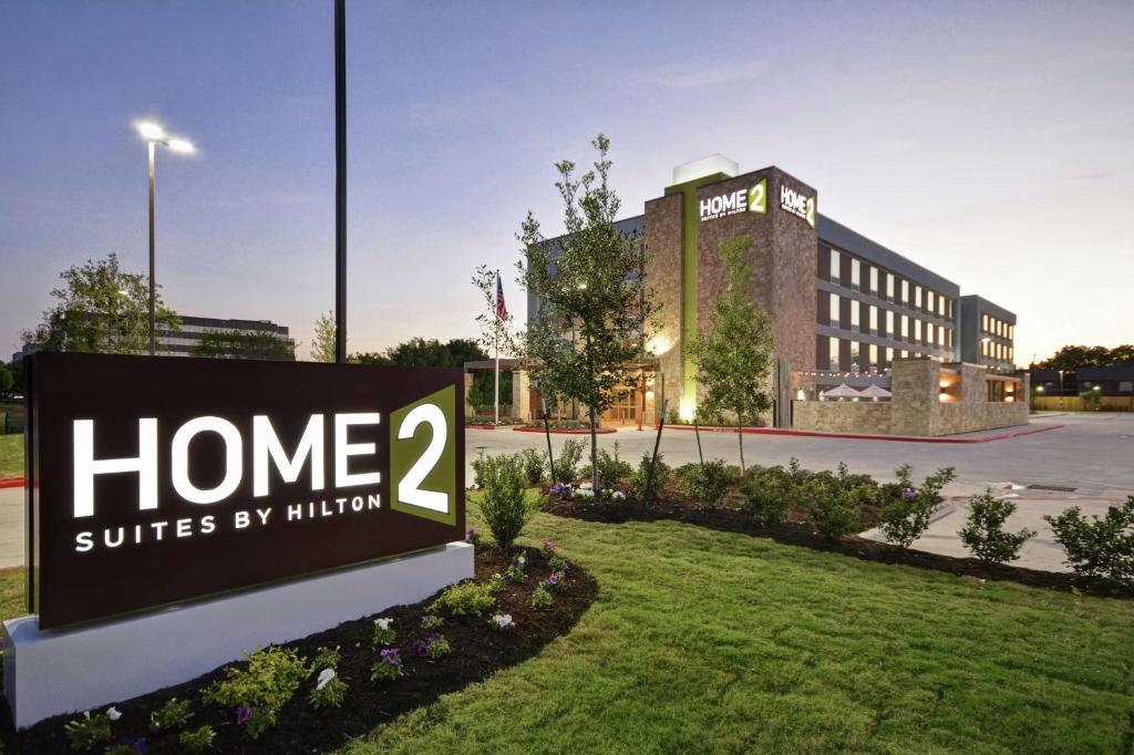 休斯顿Home2 Suites Houston Westchase的建筑物前的标志