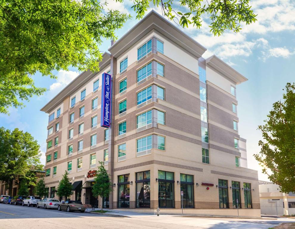 eine Darstellung der Vorderseite des Hotels in der Unterkunft Hampton Inn & Suites Atlanta Decatur/Emory in Decatur