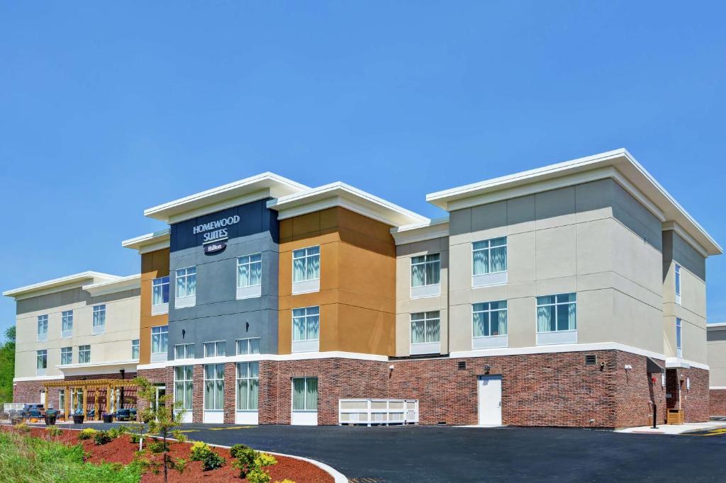 een afbeelding van de voorkant van een hotel bij Homewood Suites By Hilton Hadley Amherst in Hadley