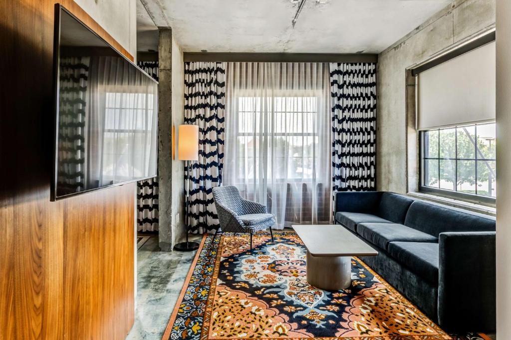 Posezení v ubytování NYLO Las Colinas Hotel, Tapestry Collection by Hilton