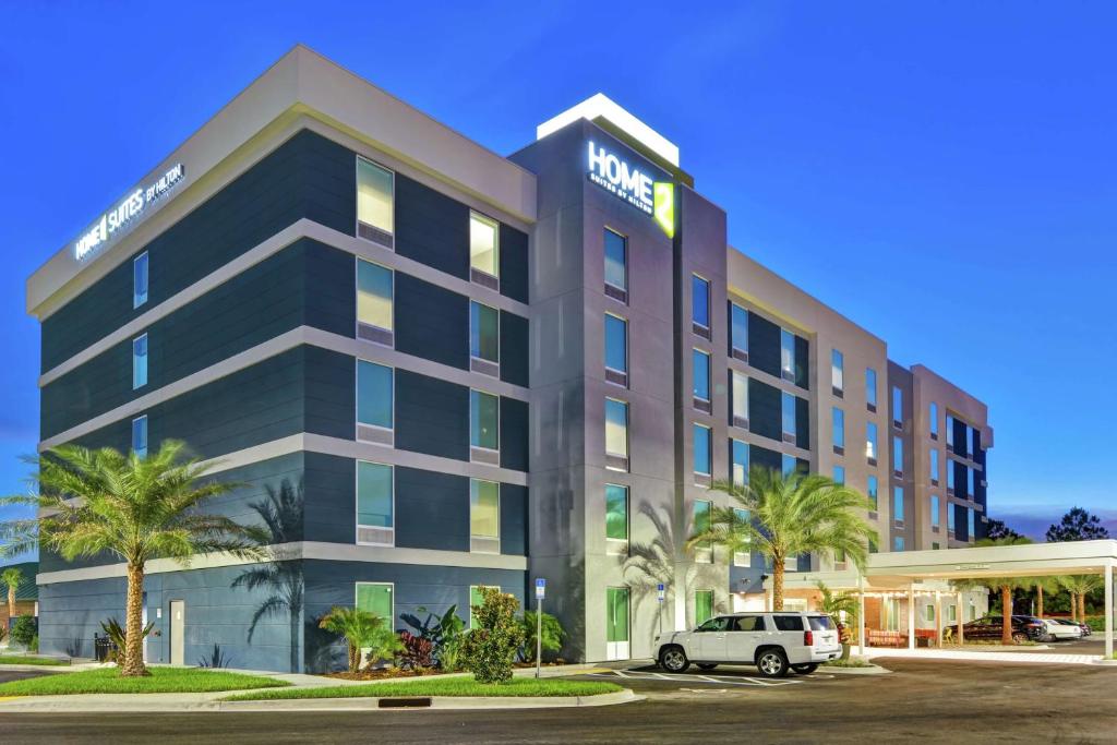 ein Bürogebäude mit einem davor geparkt in der Unterkunft Home2 Suites By Hilton Jacksonville South St Johns Town Ctr in Jacksonville