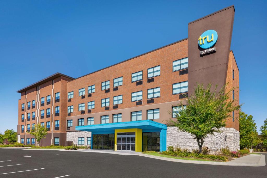 an office building with a sign on the side of it at Tru Lawrenceville Atlanta I85 Sugarloaf in Lawrenceville