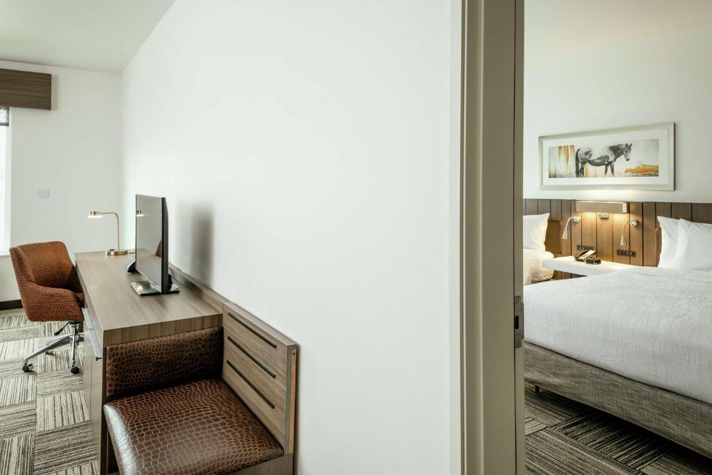 Postel nebo postele na pokoji v ubytování Hilton Garden Inn Wenatchee, Wa