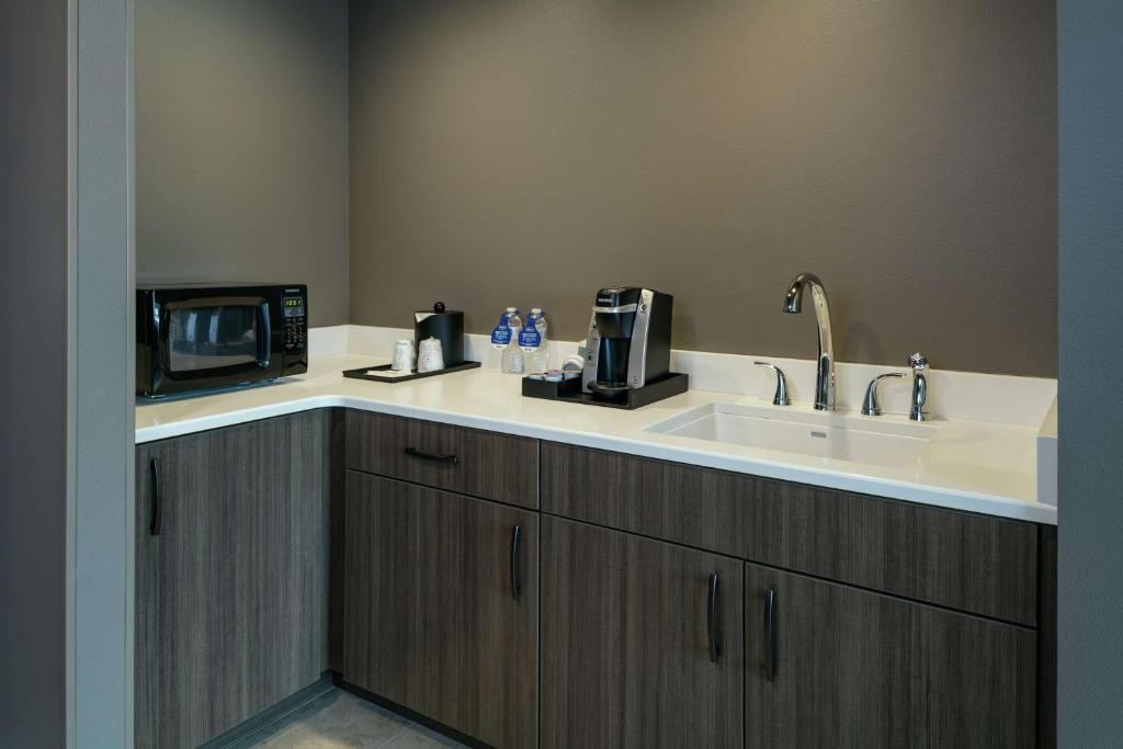 Kuchyň nebo kuchyňský kout v ubytování Hilton Garden Inn Wenatchee, Wa
