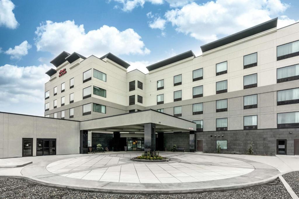 Hampton Inn & Suites Spokane Downtown-South في سبوكان: مبنى كبير أمامه ساحة