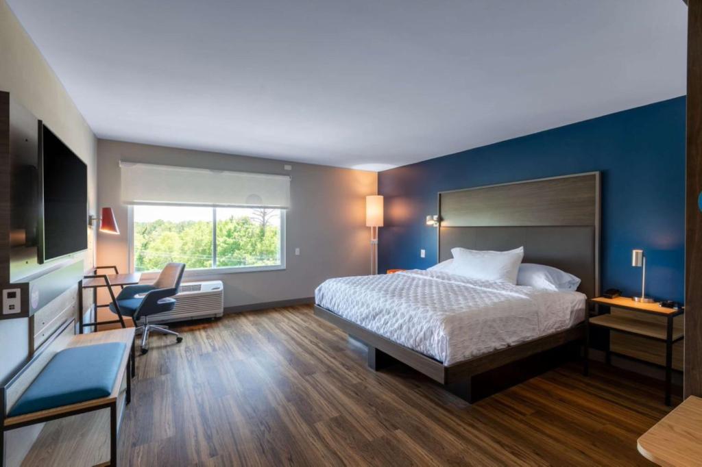 Tru By Hilton Seneca Clemson Sc - King Room With Roll-In Shower - Mobility Access