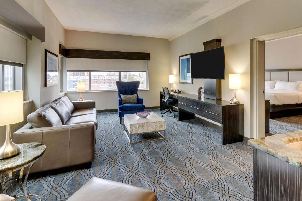 DoubleTree by Hilton St. Louis Forest Park - Rey Suite