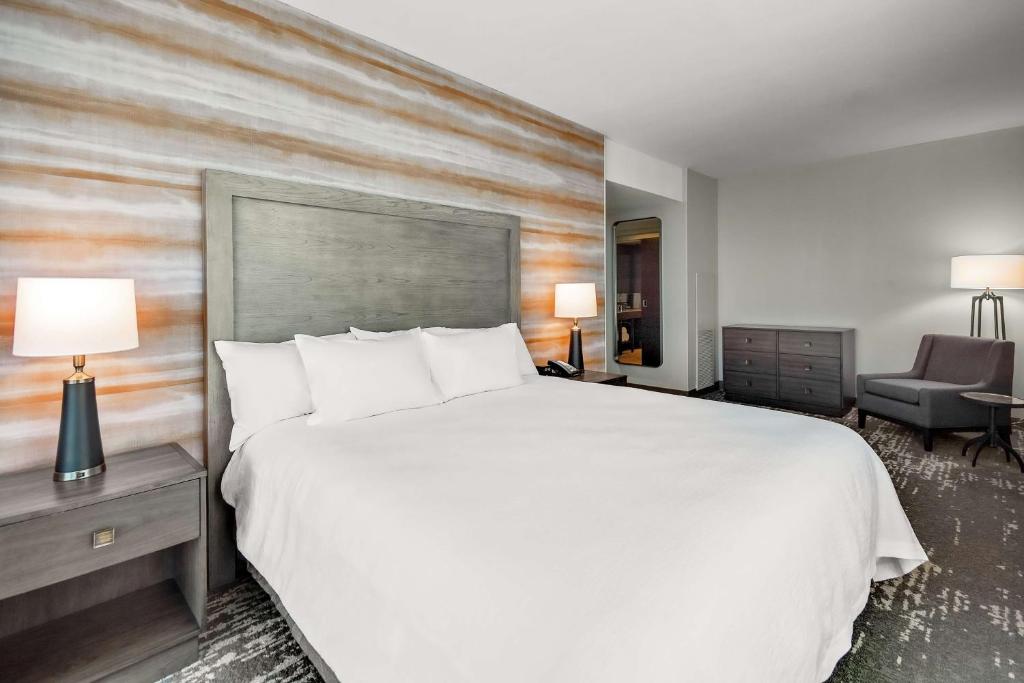 Embassy Suites by Hilton Jonesboro Red Wolf Convention Center - Suite Conférence Lit King-Size