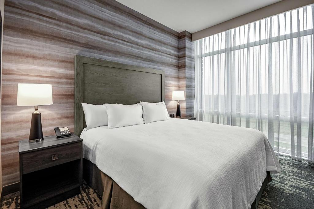 Embassy Suites by Hilton Jonesboro Red Wolf Convention Center - Suite Lit King-Size à 2 Pièces