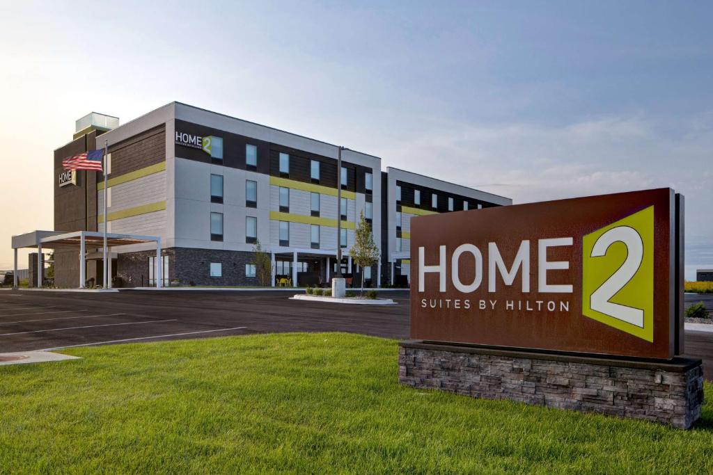 una señal frente a un edificio en Home2 Suites By Hilton Loves Park Rockford en Loves Park